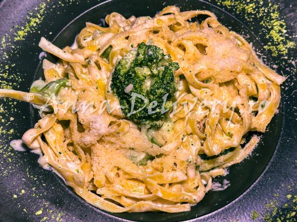 Fettuccine Alfredo con Broccoli